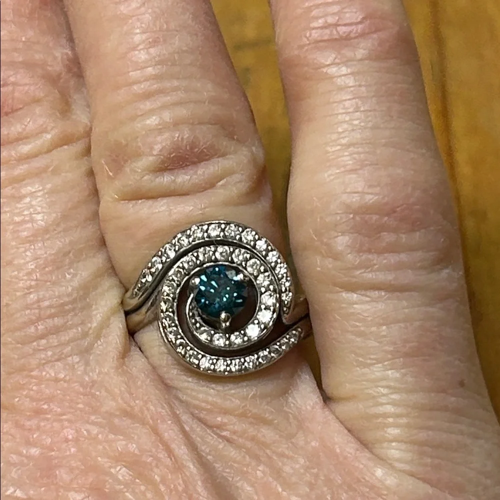 493845 14k wg NA Hoku ring paired with NA Hoku wave band. New retail  $4459.00 - Picture 4 of 6